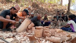 काठका सामग्री बनाउने सीप सिक्दै